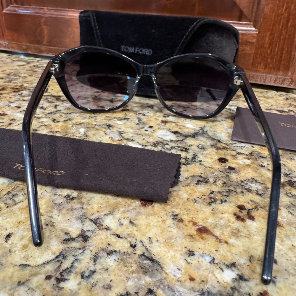 Tom Ford sunglasses. Great used condition. - Picture 5 of 6
